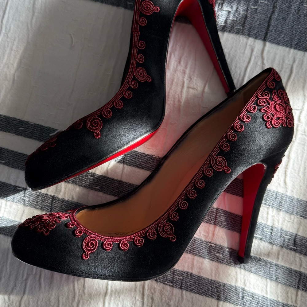 Like New black and red closed toe pumps.